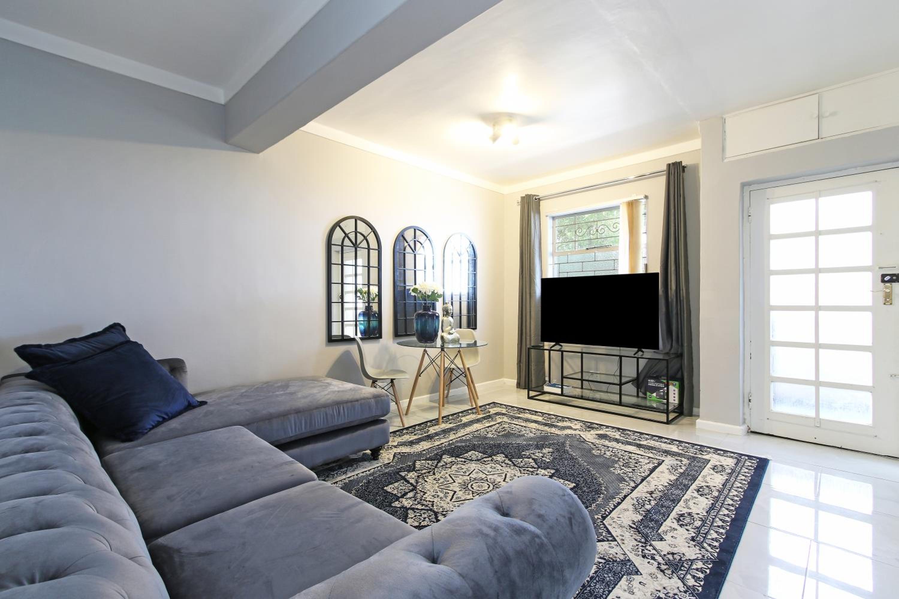 Nederburg, Sea Point, 2 Bed APT - New view 3
