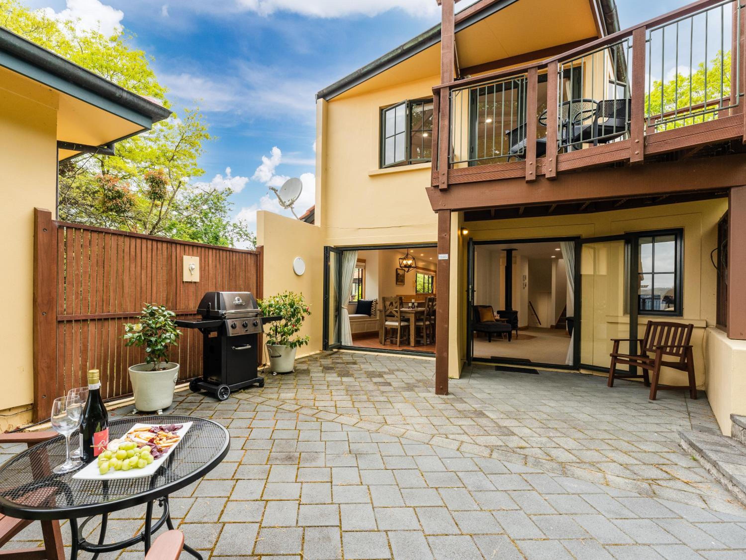 Rainbow Point Lakeside - Taupo Holiday Home view 5