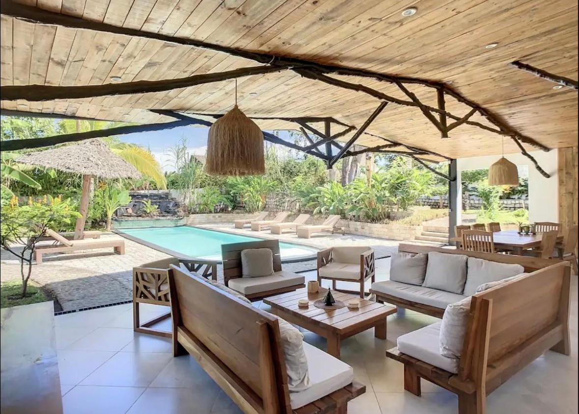Villa with pool and tropical garden Madagascar view 5
