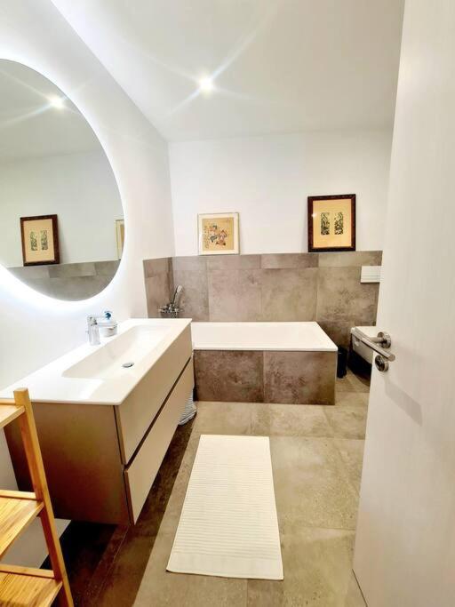 Spacious&Luxurious 5 bedrooms House view 2