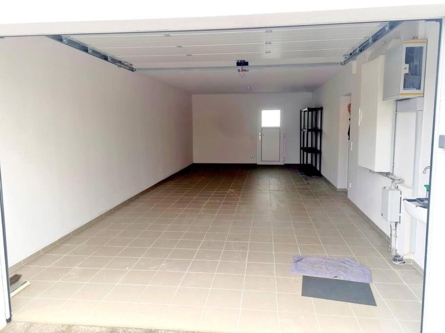 Spacious&Luxurious 5 bedrooms House view 3