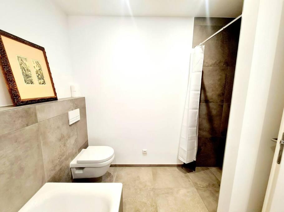 Spacious&Luxurious 5 bedrooms House view 4