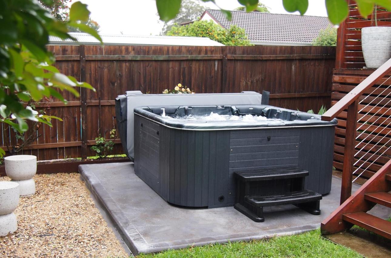 Queenberry Cottage - Jacuzzi, Village Location & 10 Mins To Beach