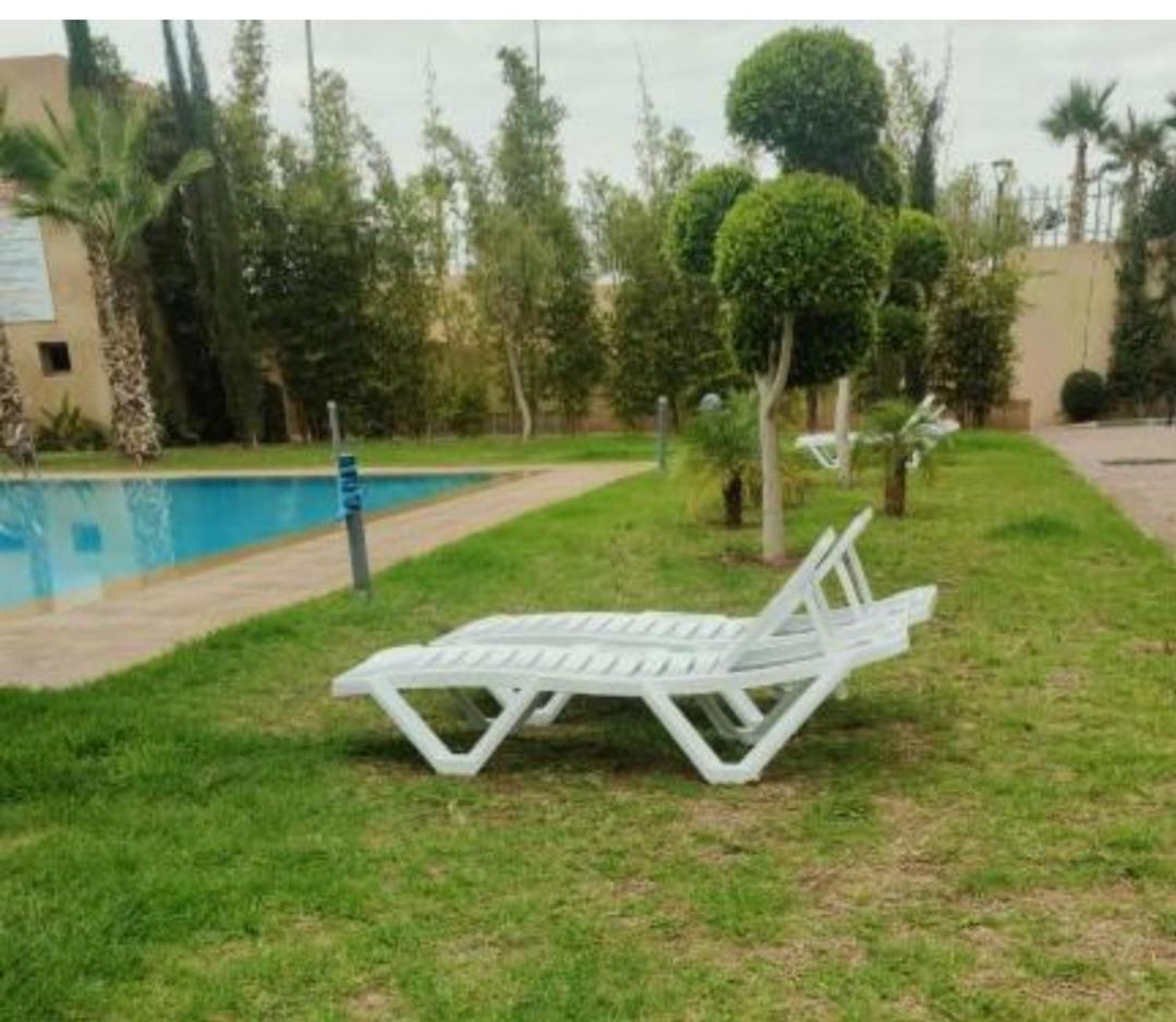 Un élégant appartement meublé à louer à Marrakech avec deux piscines et une vue magnifique