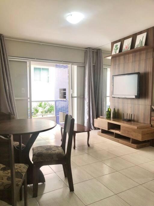 Apartamento confortável e muito bem localizado.