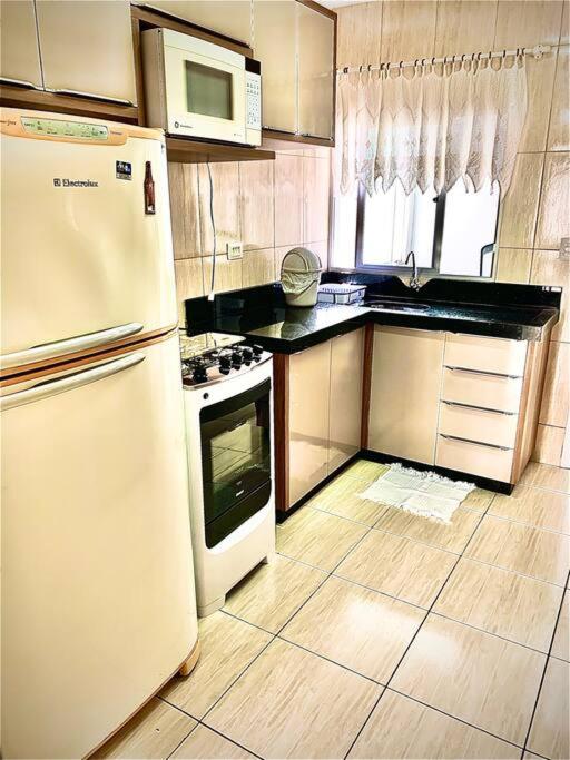 Apartamento confortável e muito bem localizado.