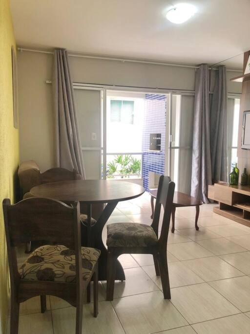 Apartamento confortável e muito bem localizado.