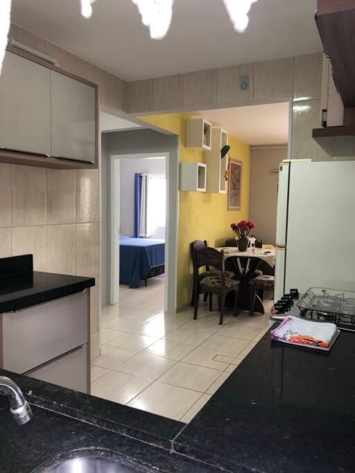 Apartamento confortável e muito bem localizado.
