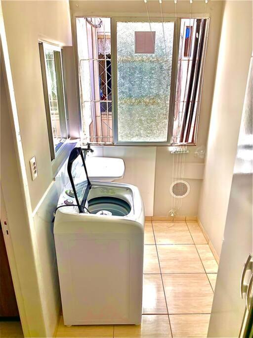 Apartamento confortável e muito bem localizado.