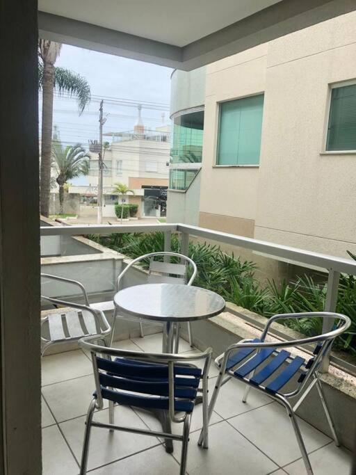 Apartamento confortável e muito bem localizado.