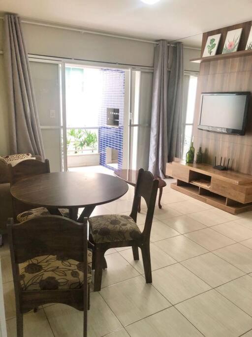 Apartamento confortável e muito bem localizado.