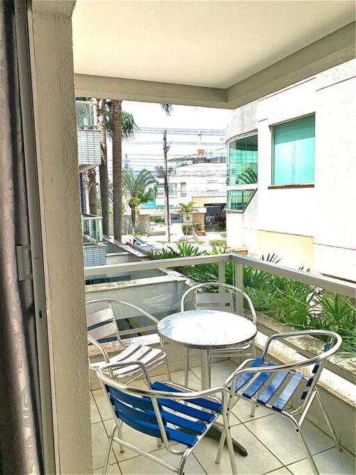 Apartamento confortável e muito bem localizado.