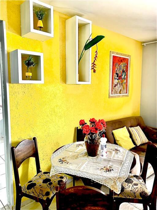 Apartamento confortável e muito bem localizado.