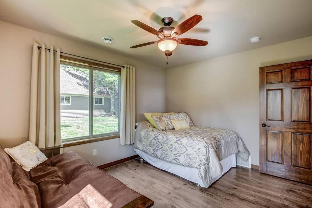 Lakefront Cabin! Relax w/ family and friends! view 3