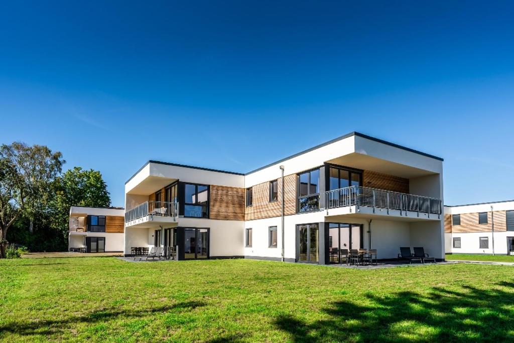 Hangar 19 Superior Apartment mit Balkon und Seeblick H7W4 view 2
