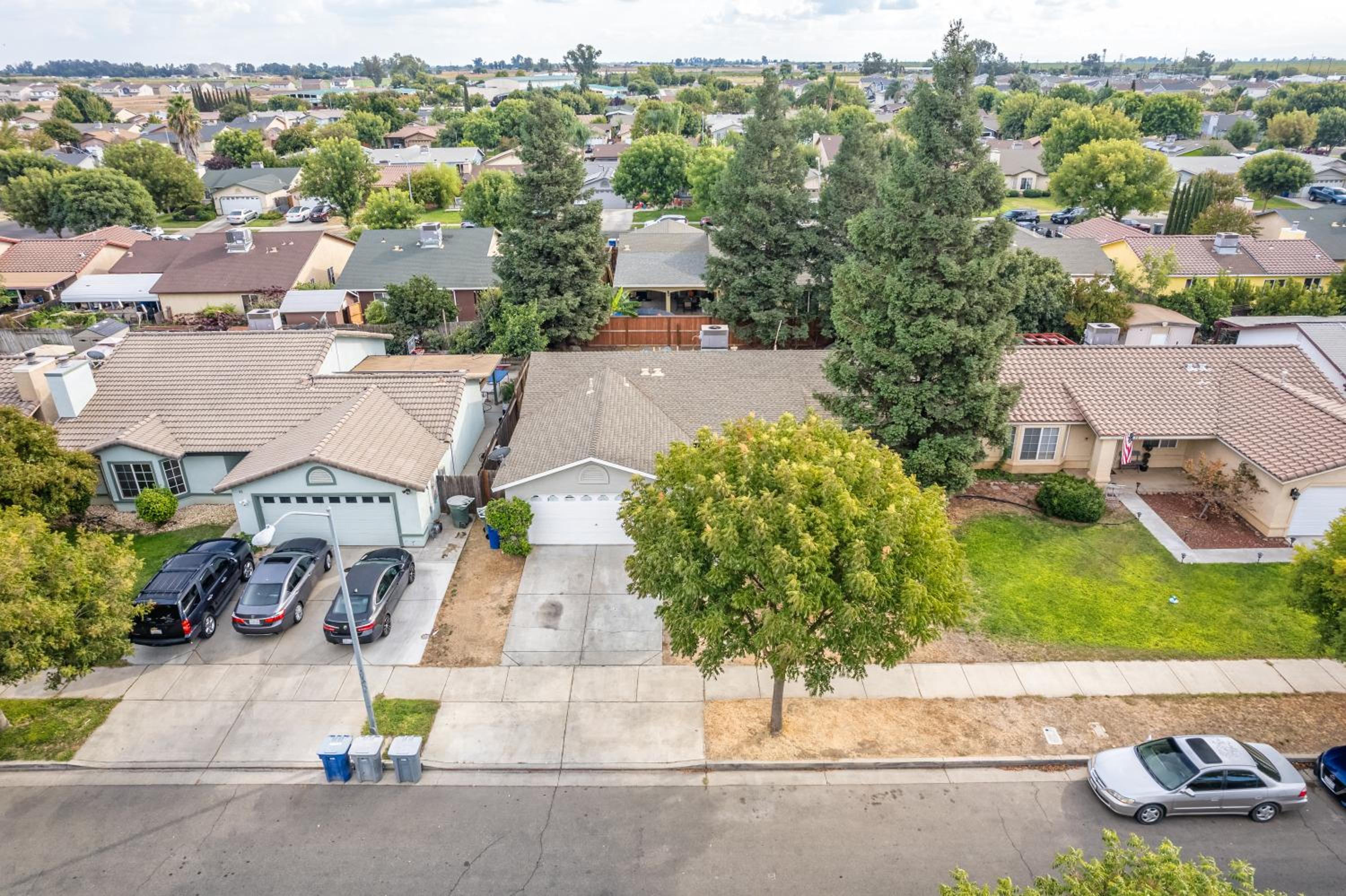 3BR Cozy Home~ Stylish & New ~ UC Merced ~ en route Yosemite! view 2