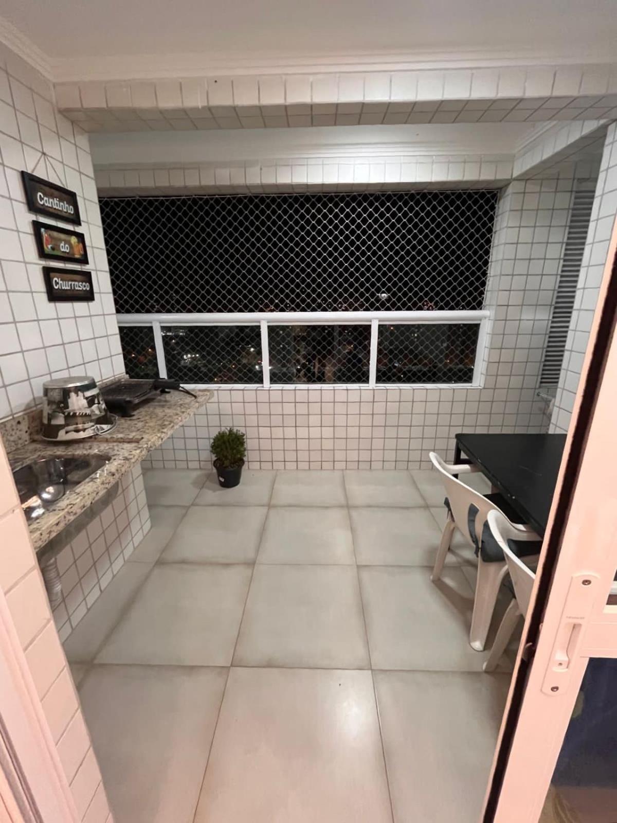 Apê canto do forte,próx praia,centro,garagem,Port 24hs,streaming e Wi-Fi grátis