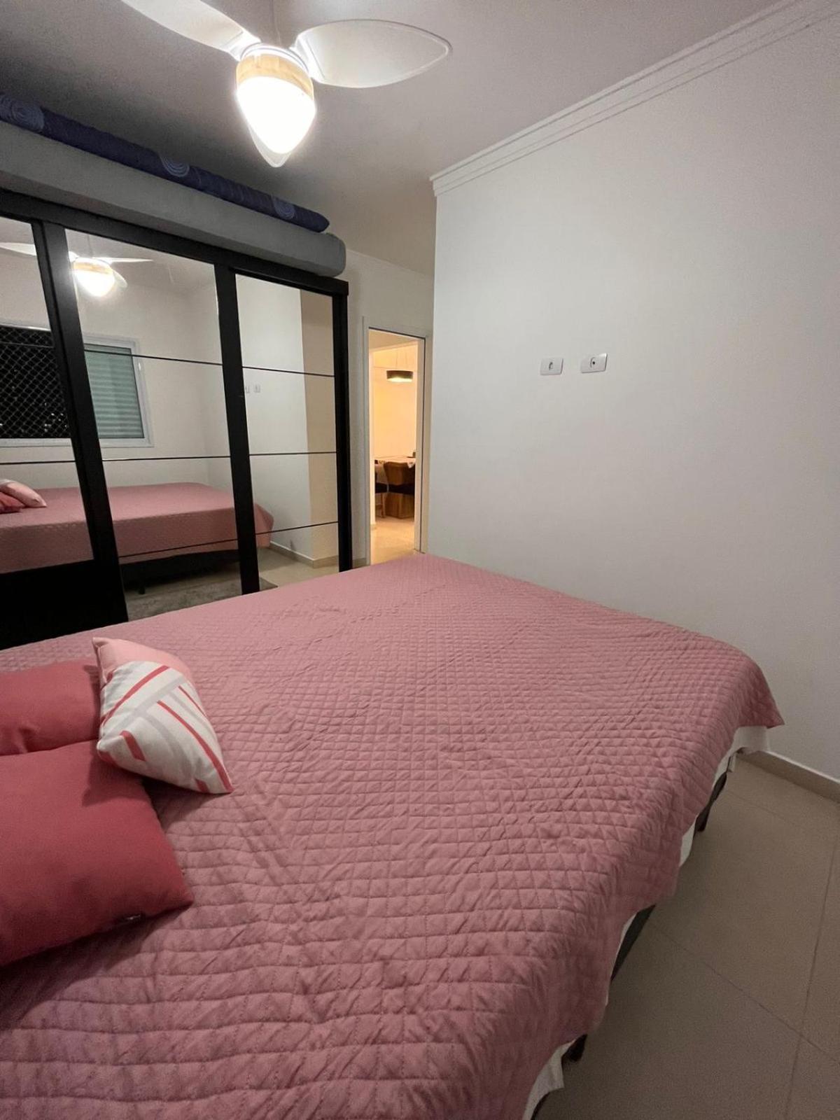 Apê canto do forte,próx praia,centro,garagem,Port 24hs,streaming e Wi-Fi grátis