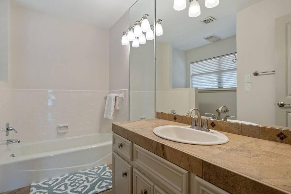 Horseshoe Bay - Lakefront - Pool - Hot Tub - Lake LBJ - Property Image 13
