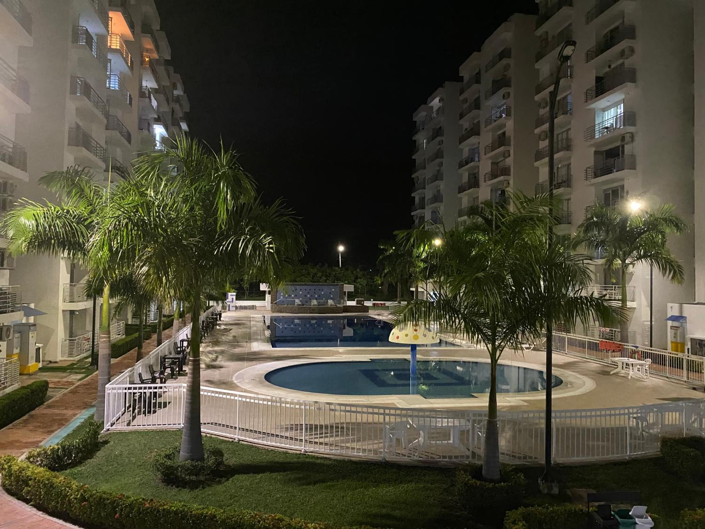 Apto nuevo en Girardot, piscina, BBQ, terraza.