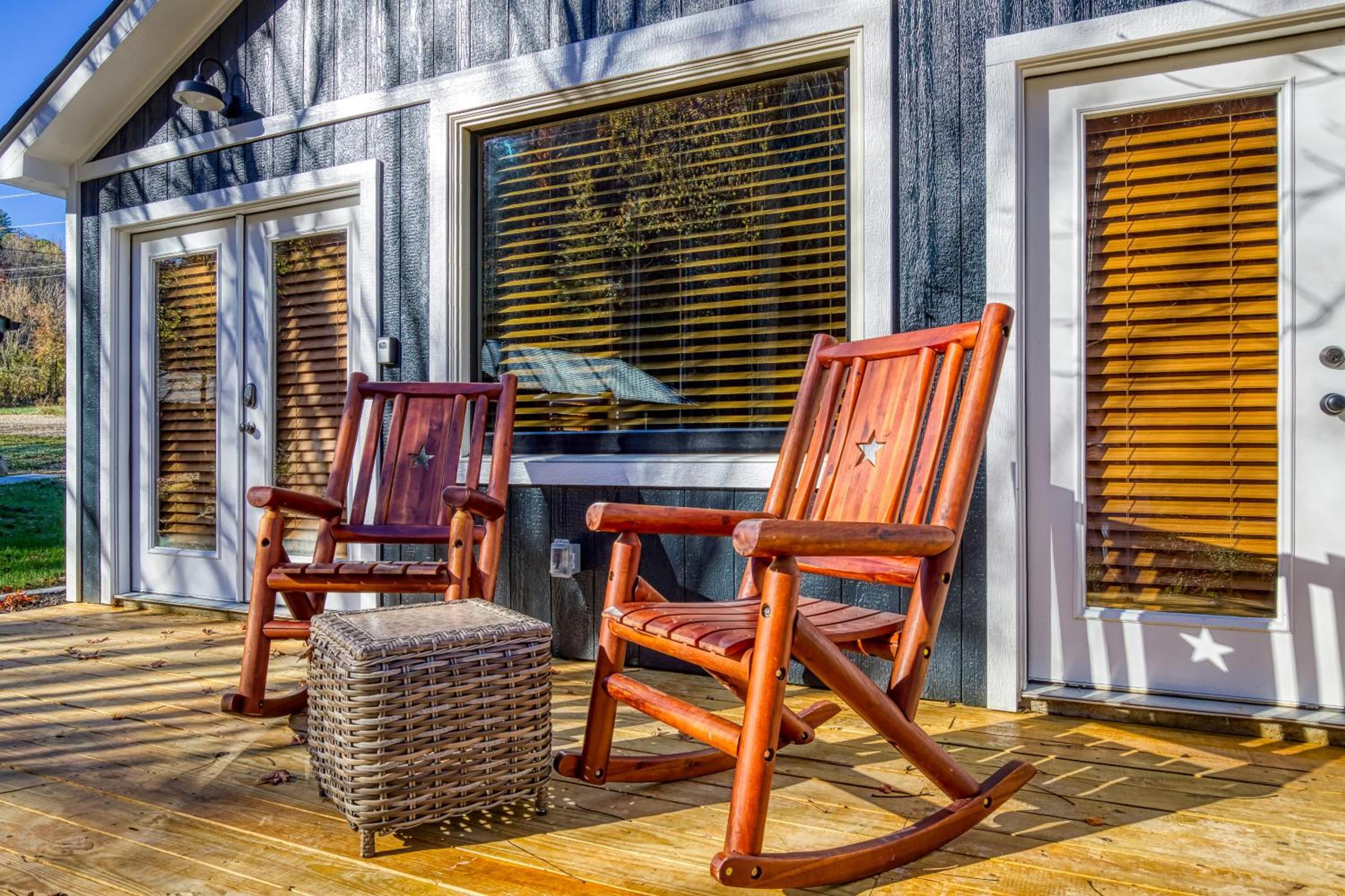 Ivy's Cottage, Pickleball Court, Creek, WIFI, Mountain Views, Starting at 50" view 2