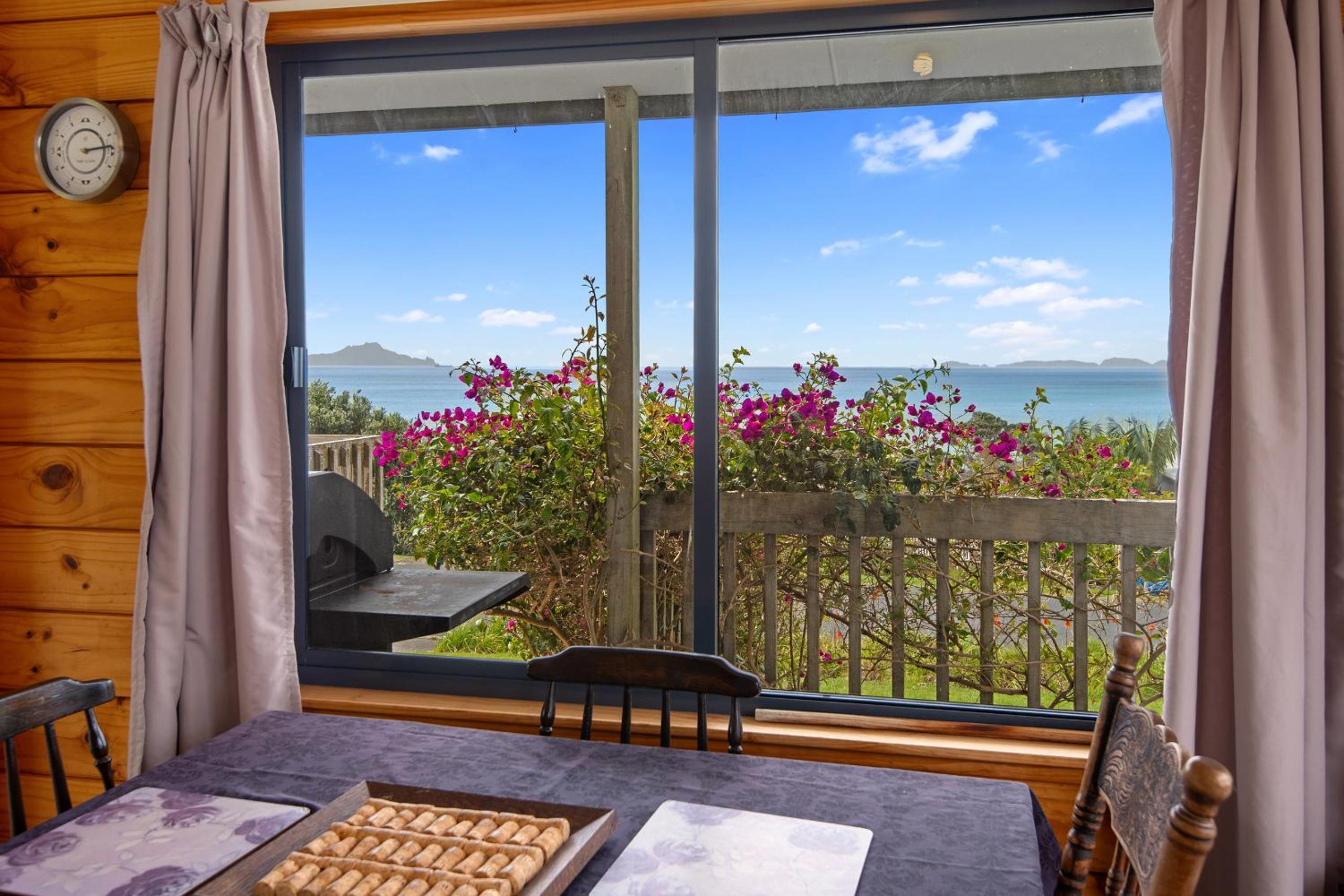 Bay View Bach - Langs Beach Holiday Home
