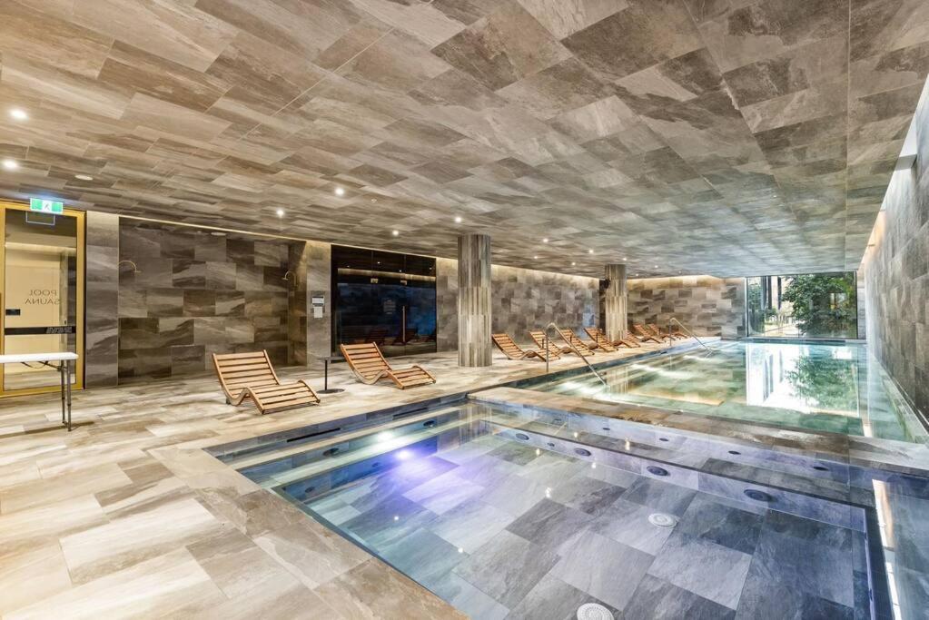 St Kilda Road 2 Bedrooms Apartment * swimming Pool