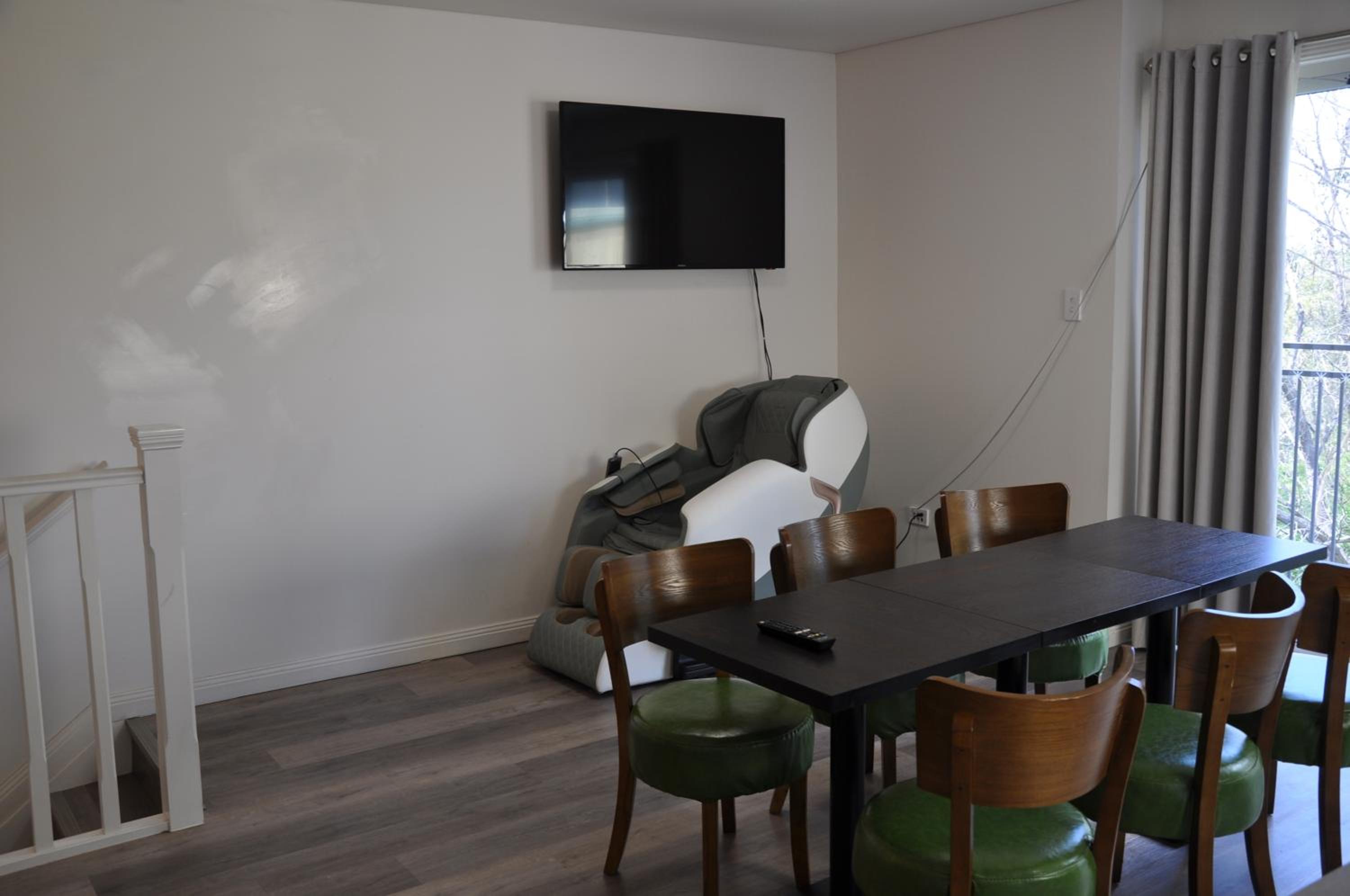 Modern 3-bedroom Katoomba townhouse (nature view)