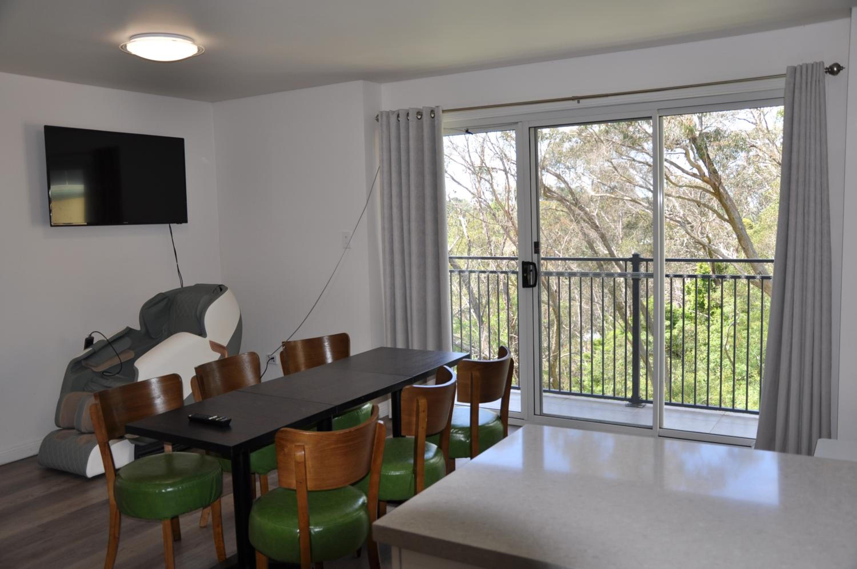 Modern 3-bedroom Katoomba townhouse (nature view)