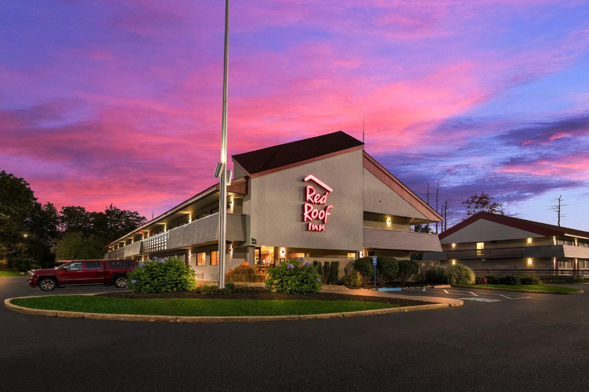 Red Roof Inn Salem view 5