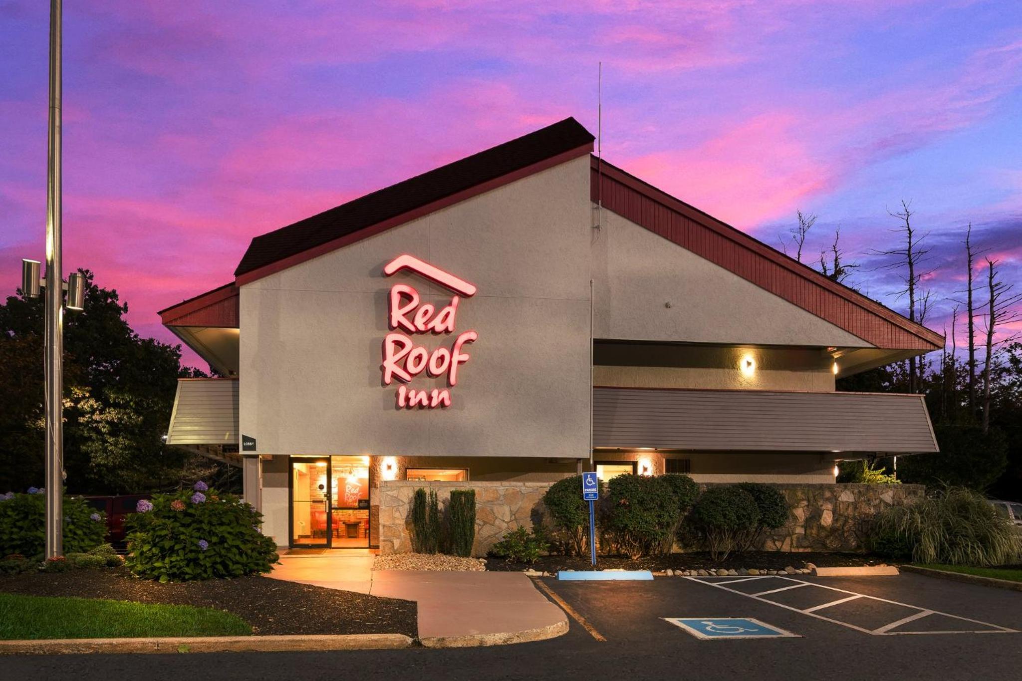 Red Roof Inn Salem view 4