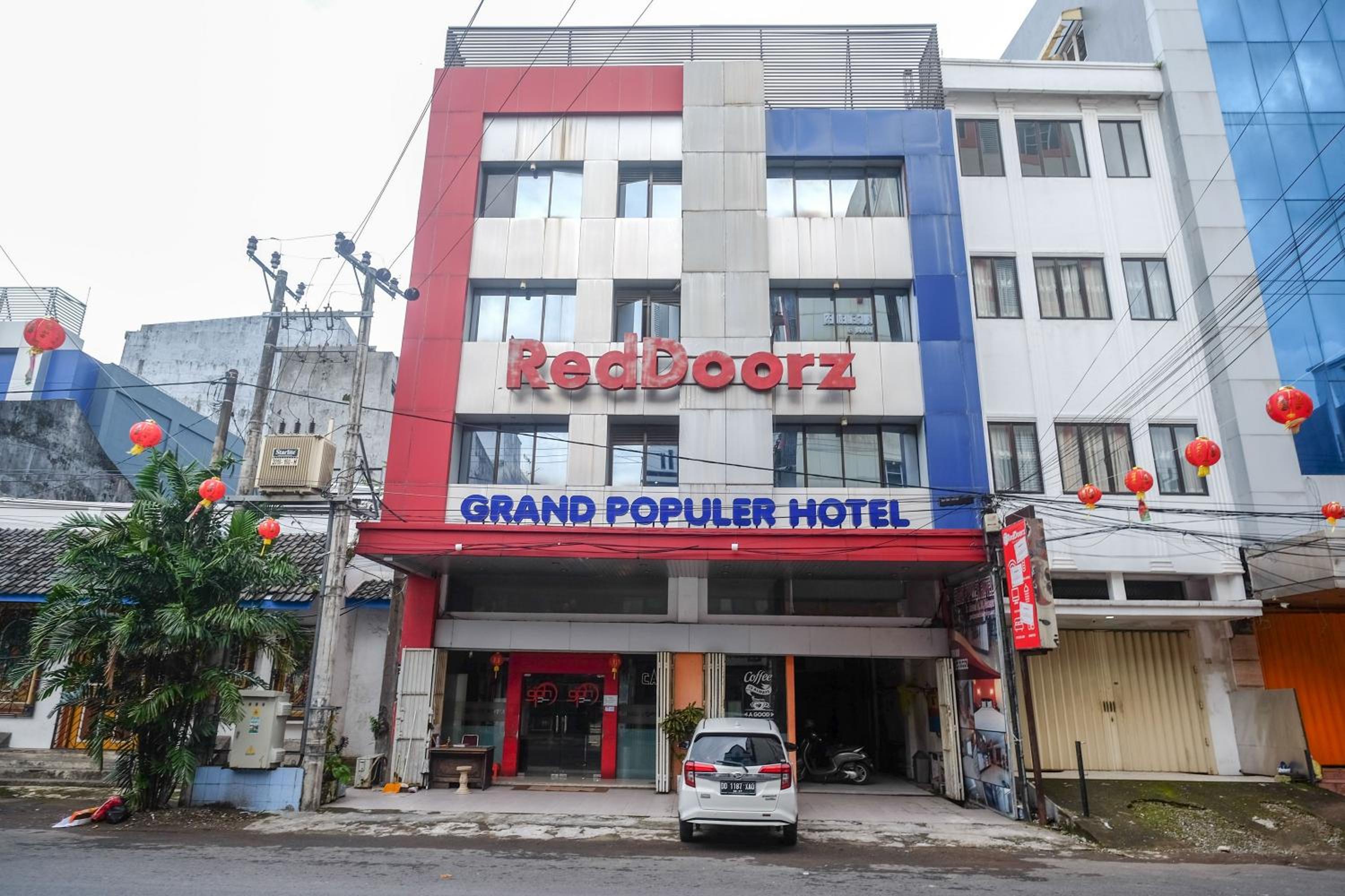 Hotel RedDoorz Plus At Grand Populer Hotel - Image 1