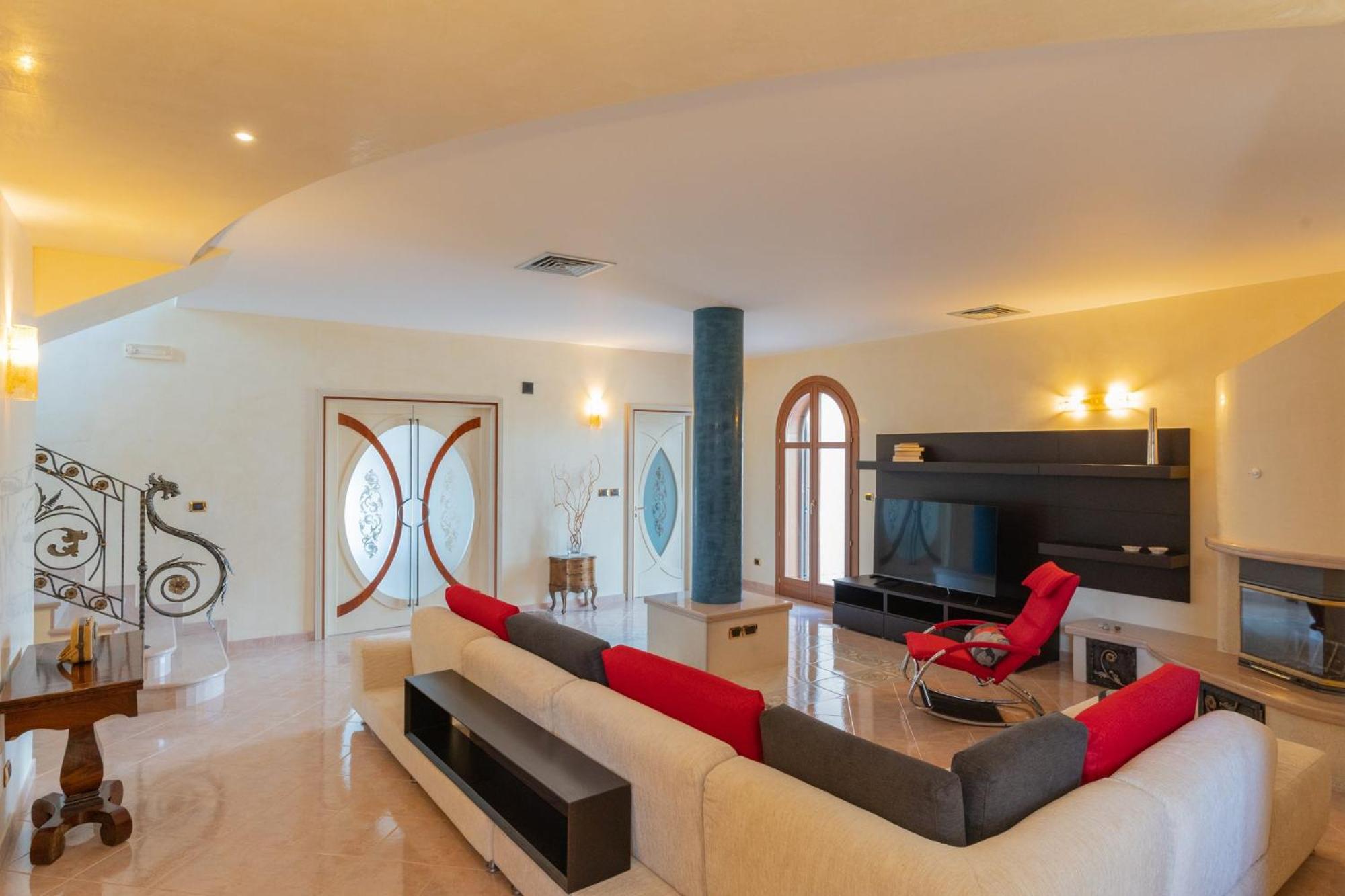 House Nicasia: villa con piscina