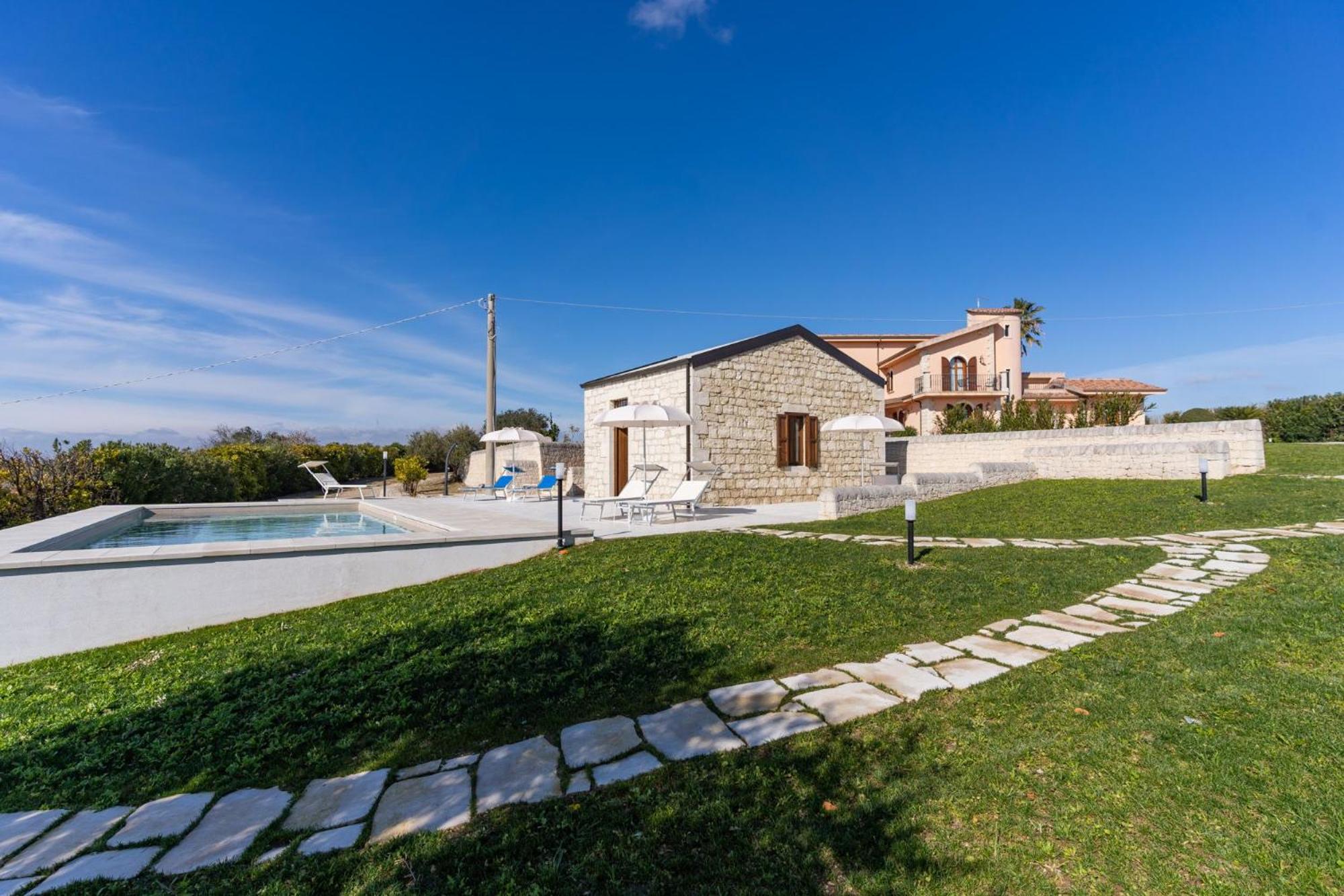 House Nicasia: villa con piscina