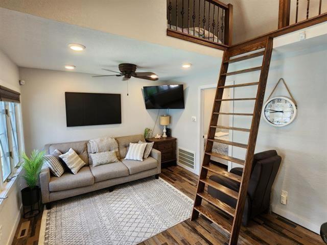 The Canal Cottage off West Lake Okoboji