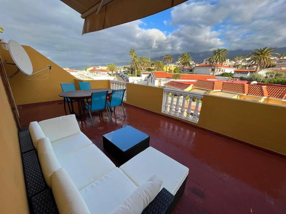 Große Terrasse mit Esstisch, Markise. Einfach