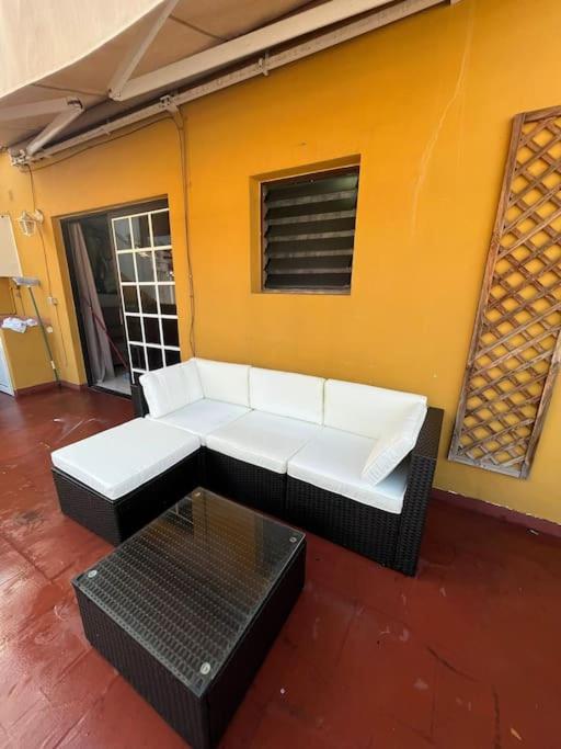 Große Terrasse mit Esstisch, Markise. Einfach