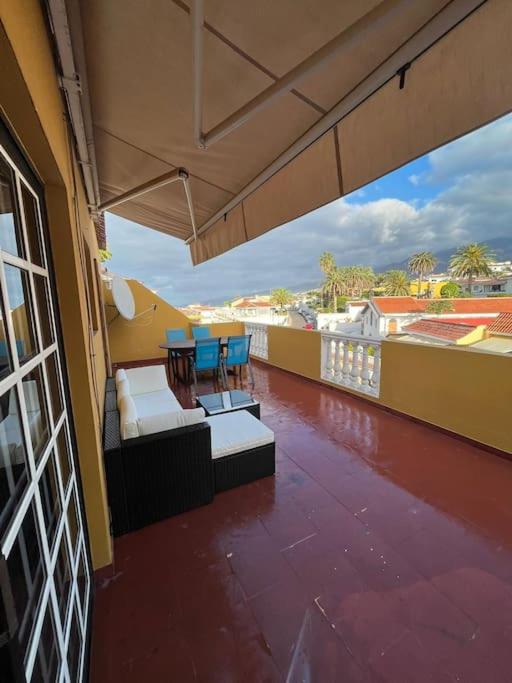 Große Terrasse mit Esstisch, Markise. Einfach