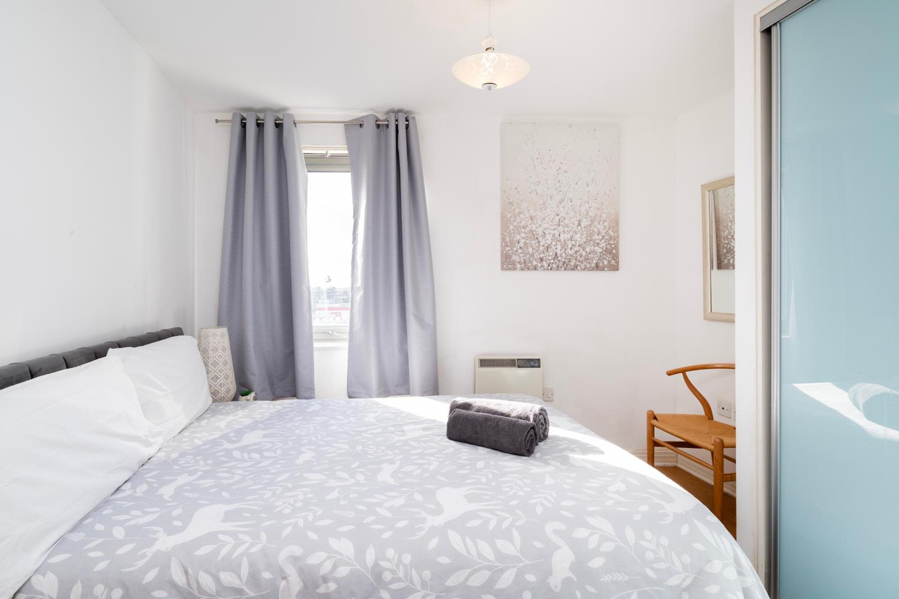 Cosy Flat right opp tube station