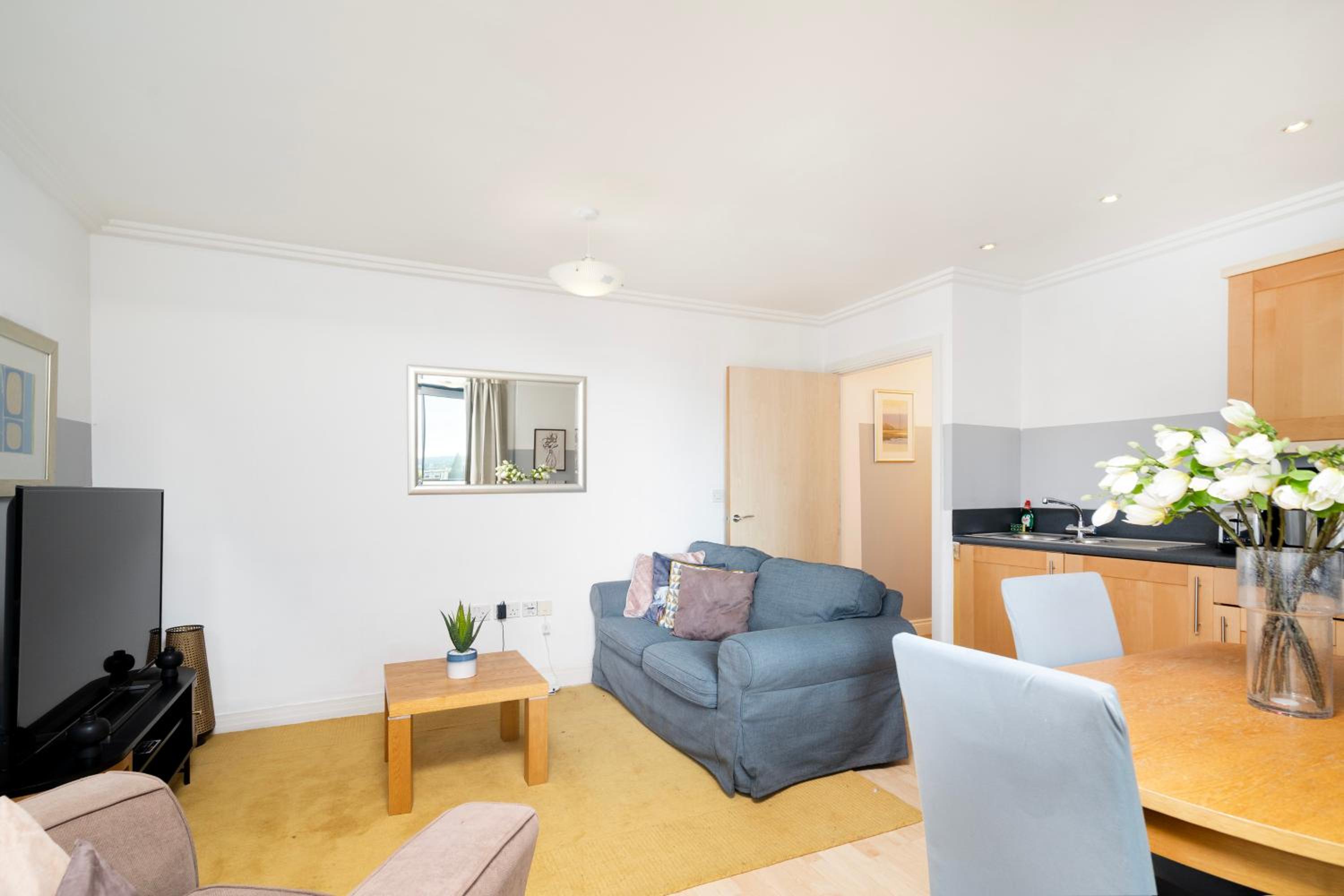 Cosy Flat right opp tube station