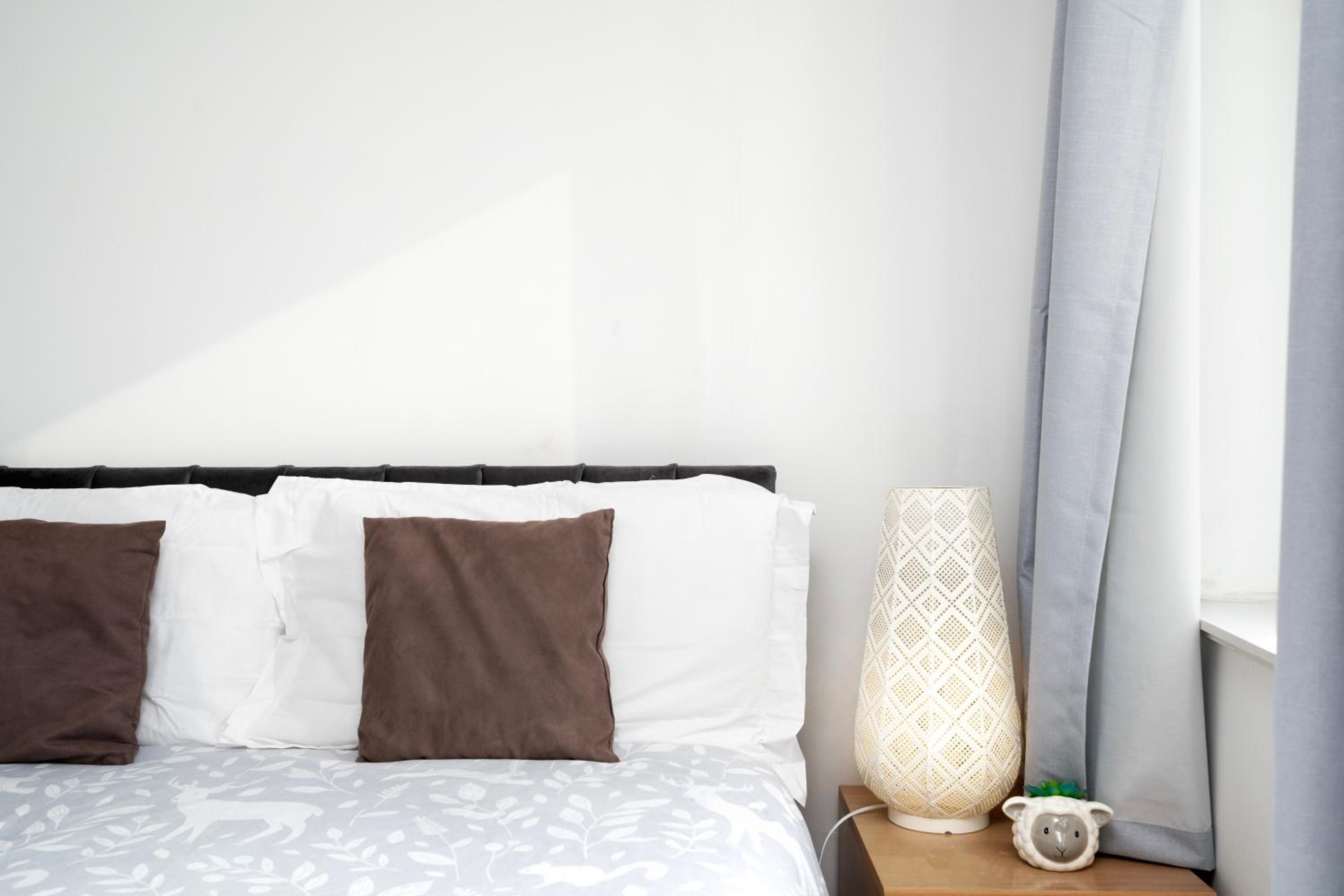 Cosy Flat right opp tube station