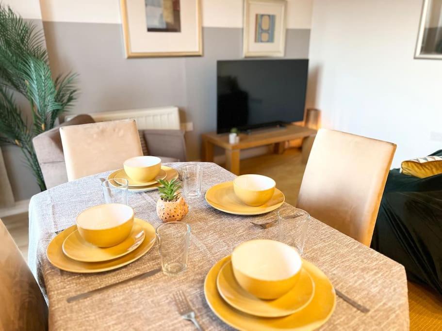 Cosy Flat right opp tube station