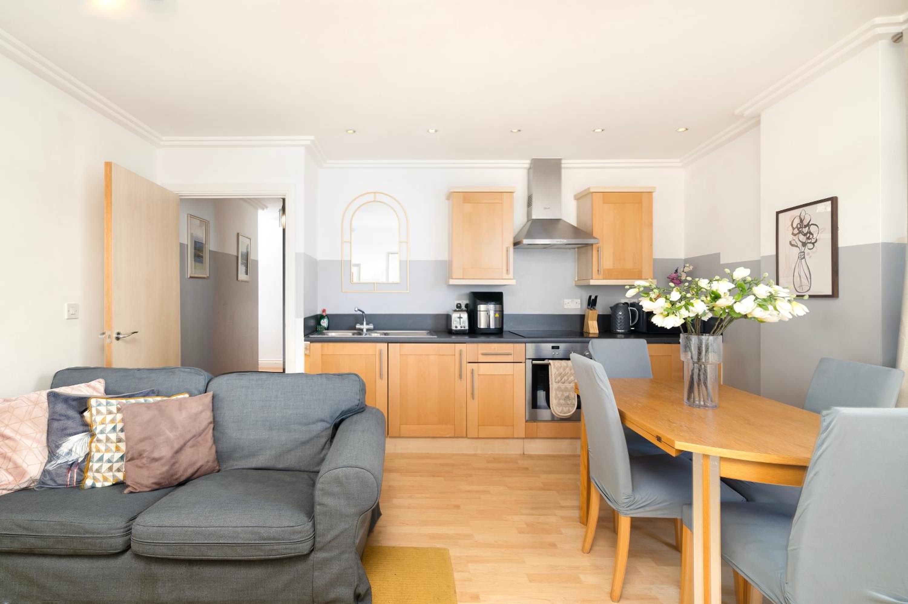 Cosy Flat right opp tube station