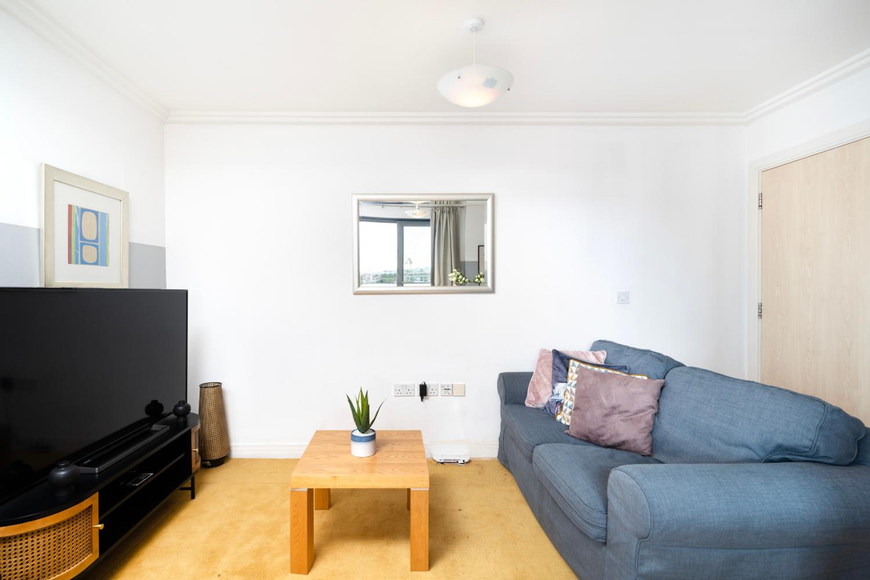 Cosy Flat right opp tube station
