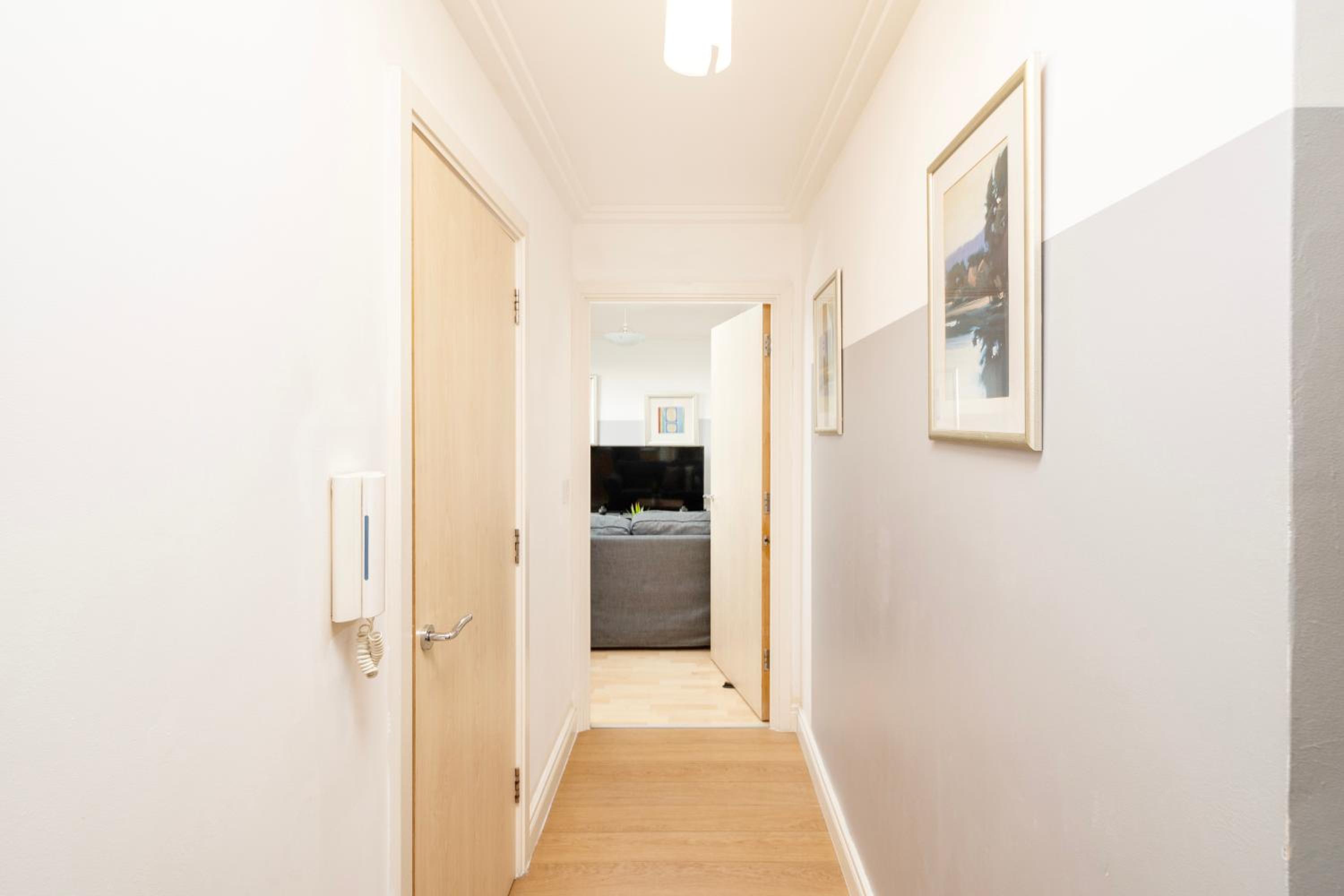 Cosy Flat right opp tube station