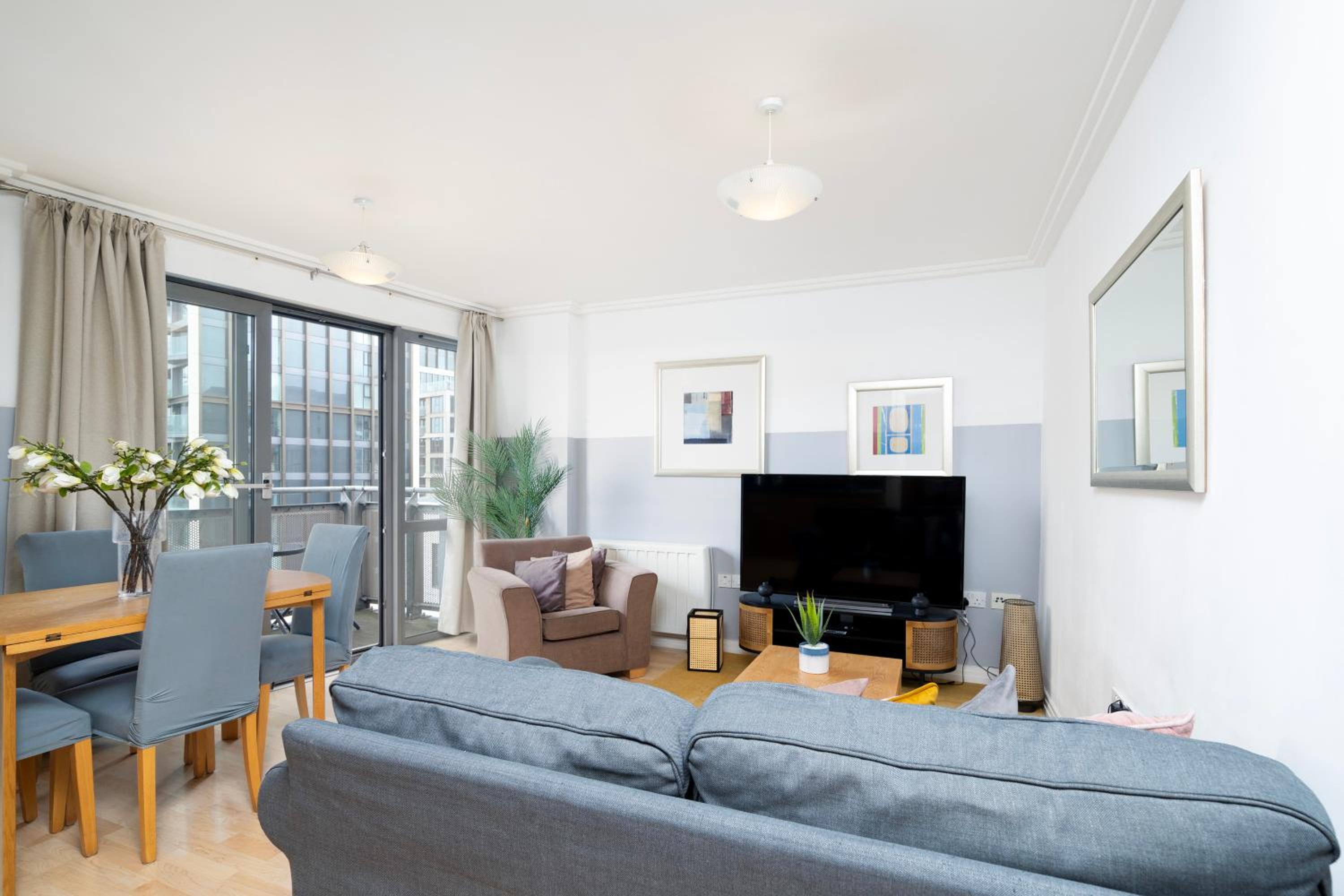 Cosy Flat right opp tube station