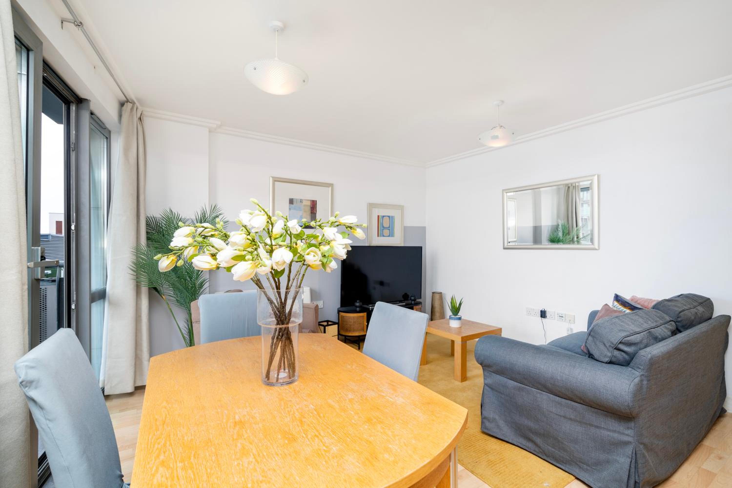Cosy Flat right opp tube station