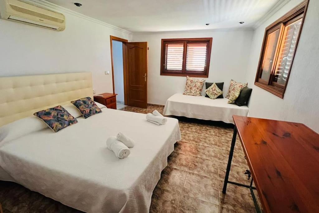 Villa Iluminada con chimenea, barbacoa y piscina cerca Playa