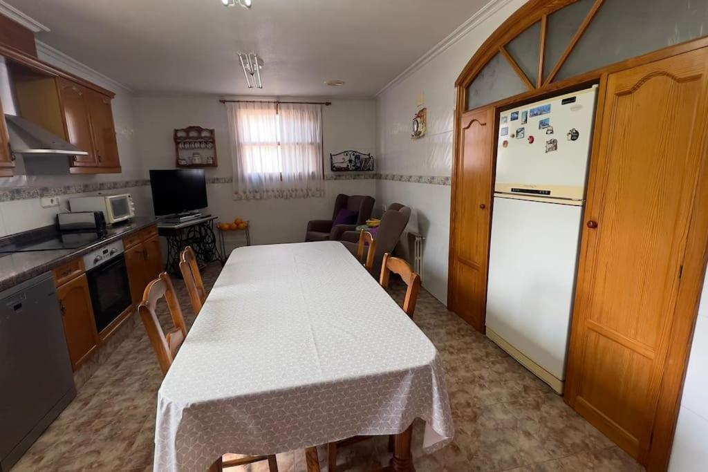 Villa Iluminada con chimenea, barbacoa y piscina cerca Playa
