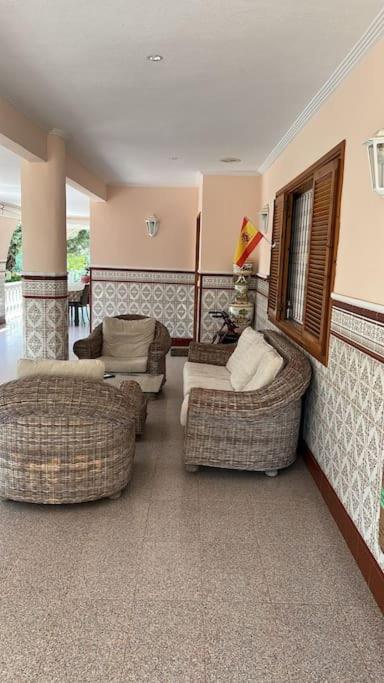 Villa Iluminada con chimenea, barbacoa y piscina cerca Playa